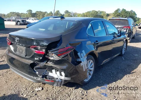 2022 Toyota Camry Le z USA, uszkodzony, nr VIN 4T1C11AK6NU047710